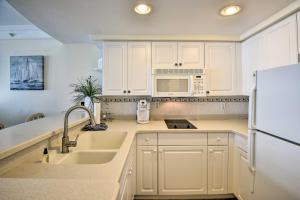 ‘Vacation Vibe’ Condo: Eleventh-Floor Ocean Views