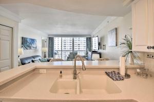 ‘Vacation Vibe’ Condo: Eleventh-Floor Ocean Views
