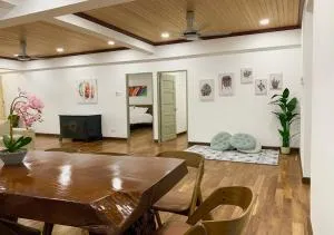 The Venus - Spacious Wooden TOP Floor Apartment - Kampong Lumut Kiri