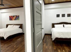 The Venus - Spacious Wooden TOP Floor Apartment