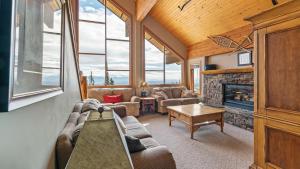 Coyote Creek - Large Ski InSki Out Chalet with Amazing Views Private Hot Tub