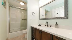 Heated Pool, Huge TV, Waterfront Tiki Bar & Grill, Close to Beaches