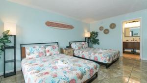 Heated Pool, Huge TV, Waterfront Tiki Bar & Grill, Close to Beaches