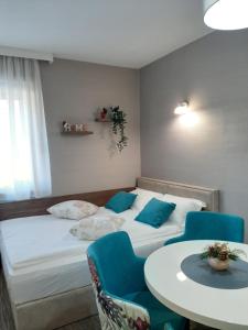 Select Lux Angella-Konaci