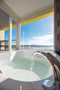 Phòng Deluxe Nhìn Ra Hồ Nước (Deluxe Lake View)