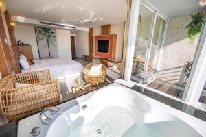 Phòng Deluxe Nhìn Ra Hồ Nước (Deluxe Lake View)