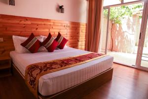 New Breeze Thoddoo Inn