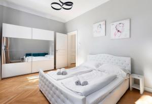 Two-Bedroom Apartment with Balcony room in Imperial Apartments Schönbrunn - Contactless Check-In