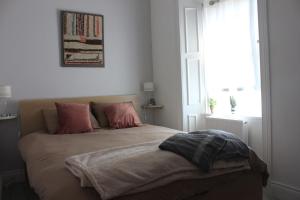 Johnston House: Historic Village Retreat