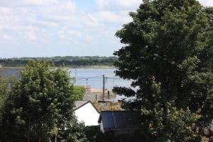 Johnston House: Historic Village Retreat