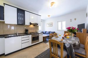 Apartment Tija Two Bedroom Apartment with Balcony and Partial Sea View