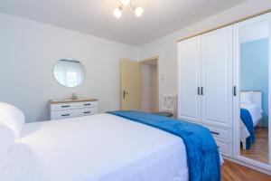 Apartment Beti with Balcony