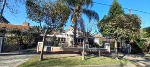 Casona LA FLORIDA con parque y pileta, a una cuadra del río