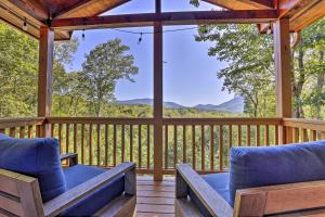 Lovely Log Cabin and Bunkhouse with Views and Yard!