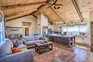 Chic Williamstown Retreat with Pool and Hot Tub! - Owenton