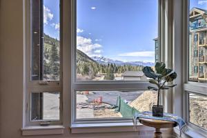 1 Mi to Ski Slopes! Mtn-View Condo in Keystone