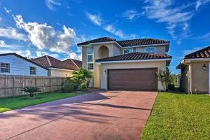 Walk to Ocean Lakefront Dickinson Stucco House! - Bacliff