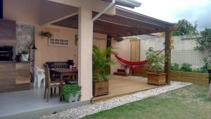 Suite para casal com espaço gourmet, entre mar e lagoa.