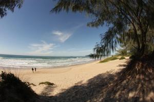 Suite para casal com espaço gourmet, entre mar e lagoa.