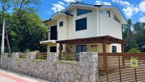 Casa Privativa com Piscina na Barra da FerrugemSC