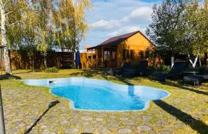 Домик у озера с мангалом и террасой - Bortnichi