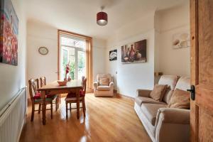 Contractors and Pets Welcome, Only 2 miles from M57, M58, Whole House Rental Sleeps 4 to 9, Short Walk to Orrell Station