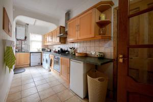 Contractors and Pets Welcome, Only 2 miles from M57, M58, Whole House Rental Sleeps 4 to 9, Short Walk to Orrell Station