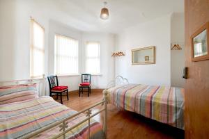 Contractors and Pets Welcome, Only 2 miles from M57, M58, Whole House Rental Sleeps 4 to 9, Short Walk to Orrell Station