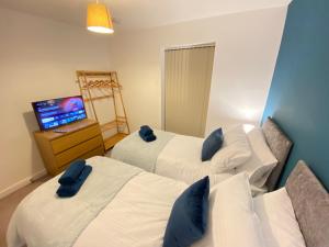 3 Bedrooms double or single beds, 2 PARKING SPACES! WIFI & Smart TVs, Balcony