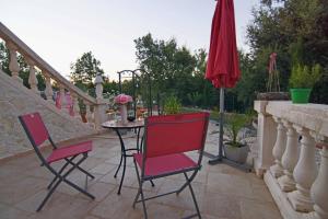 Sejours chez l'habitant Chez Amali - Elegant appartement de vacances en Provence avec terrasse : photos des chambres
