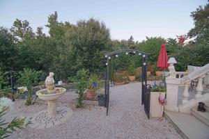 Sejours chez l'habitant Chez Amali - Elegant appartement de vacances en Provence avec terrasse : photos des chambres