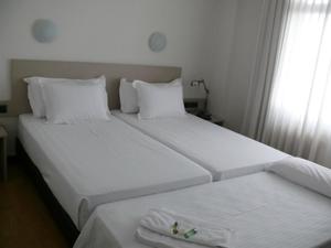 Standard Triple Room room in Hotel Sercotel Los Angeles