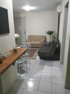 Apto 2 quartos, cond fechado, com vaga, 4º andar por escadas