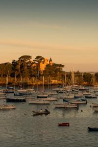 Hotels Le Nessay : photos des chambres