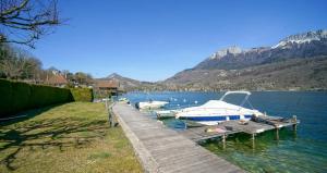 Maisons de vacances Feet in the water! : photos des chambres