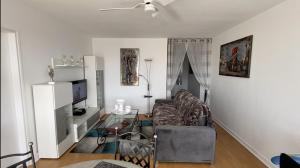 Le Mun,3 étoiles-T2-60m2-balcon-parking-wifi-linge-produits-face à la gerdarmerie-vue cathedrale