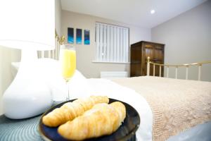 Seafarers View - 6 bedroom townhouse in Cowes, parking & seaviews.