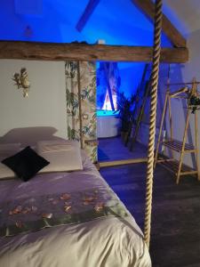 B&B / Chambres d'hotes La bulle suspendue : Chambre Lit Queen-Size avec Baignoire Spa