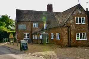 The Hollybush Inn and B&B - Lower Boddington