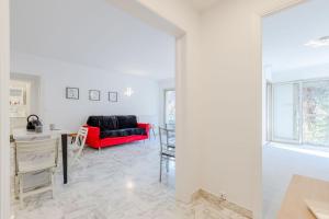 Renovated 3-Room Apartment in a Leafy Park