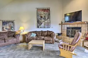 Upson Ski-InandSki-Out, End-Unit Cabin with Fireplace! - 阿什兰