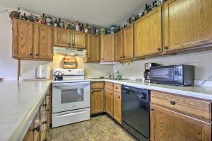 Upson Ski-InandSki-Out, End-Unit Cabin with Fireplace!