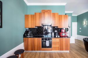 Artistic 2BR Flat Downtown w AC by LovelyStay