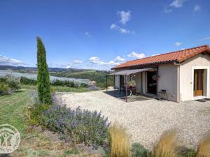 Maisons de vacances Gite Genilac, 3 pieces, 3 personnes - FR-1-496-114 : photos des chambres