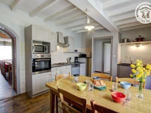 Maisons de vacances Gite Saint-Didier-sur-Rochefort, 7 pieces, 12 personnes - FR-1-496-18 : photos des chambres