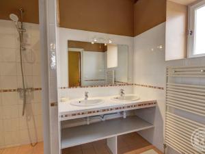 Maisons de vacances Gite Chalain-le-Comtal, 5 pieces, 10 personnes - FR-1-496-48 : photos des chambres