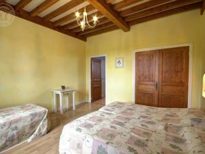 Maisons de vacances Gite Chalain-le-Comtal, 5 pieces, 10 personnes - FR-1-496-48 : photos des chambres