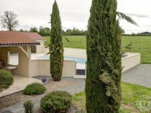 Maisons de vacances Gite Chalain-le-Comtal, 5 pieces, 10 personnes - FR-1-496-48 : photos des chambres