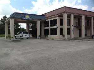 Days Inn by Wyndham Clinton - Harrells