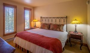 Bear Claw 202 - Ski-in Ski-out Condo!